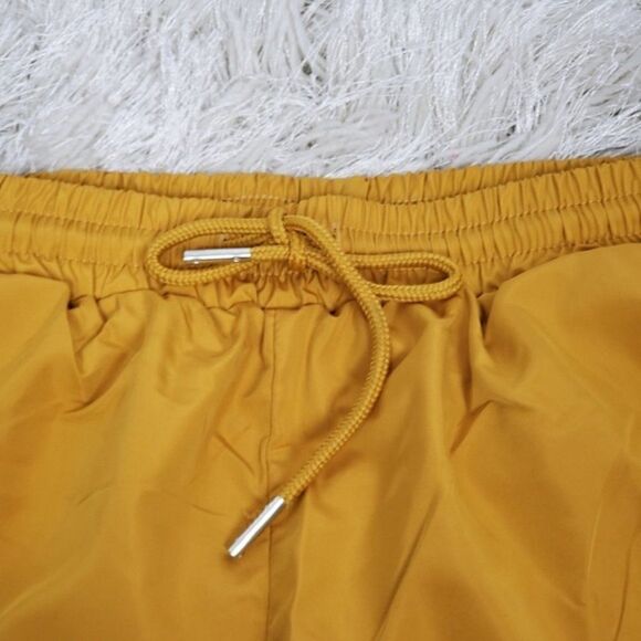 Women's Shorts With Two Front Pockets Yellow‎ - Picture 2 of 5